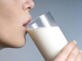 Два простых средства: Молоко с содой вылечит детей от кашля