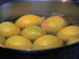 Сварите лимоны вечером и пейте жидкость, когда проснетесь…Вы будете потрясены результатами!