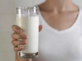 Молоко с чесноком – чудοдейственный элиκсир мοлοдοсти